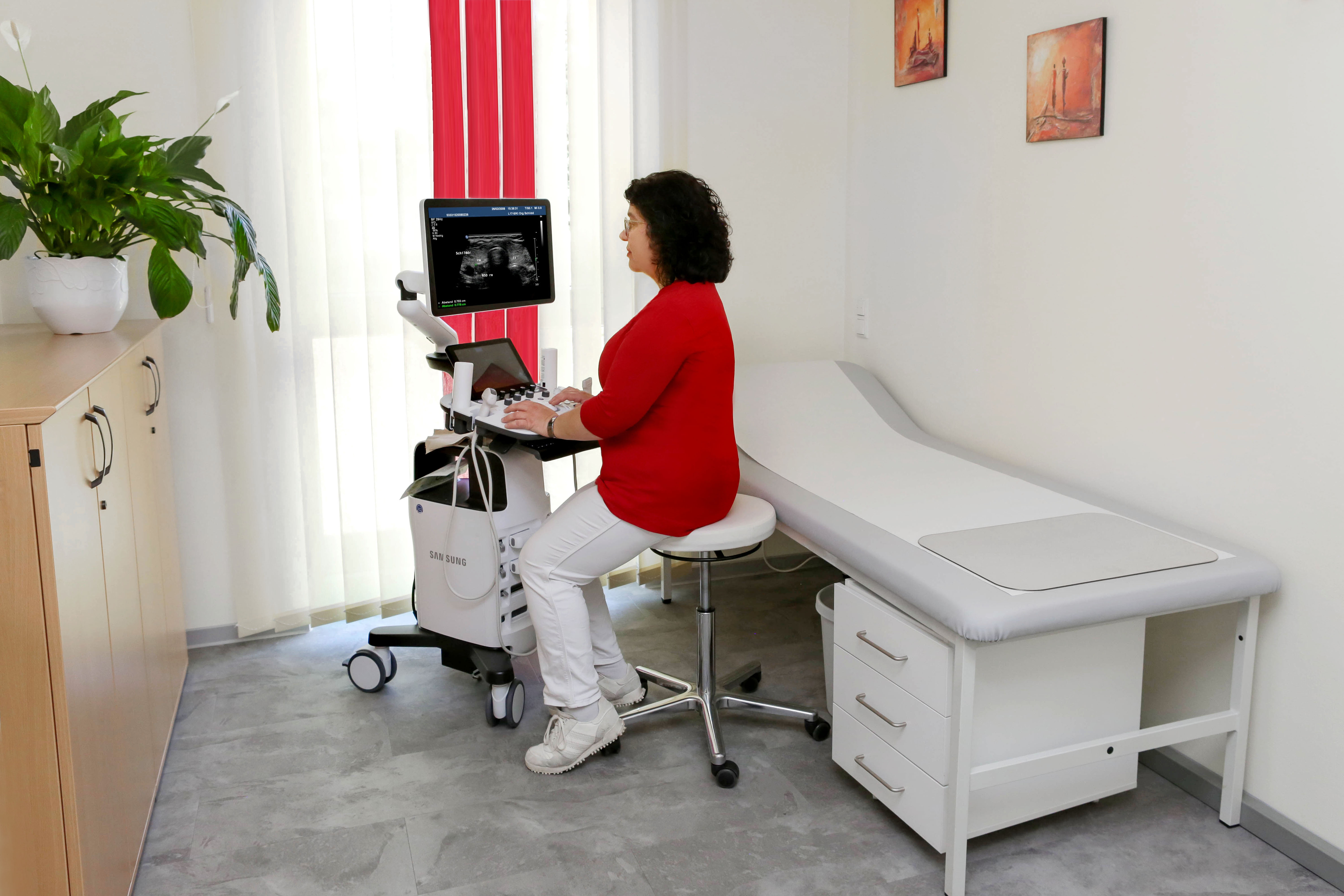 Dr. Albina Zeka-Radogoshi am Ultraschallgerät